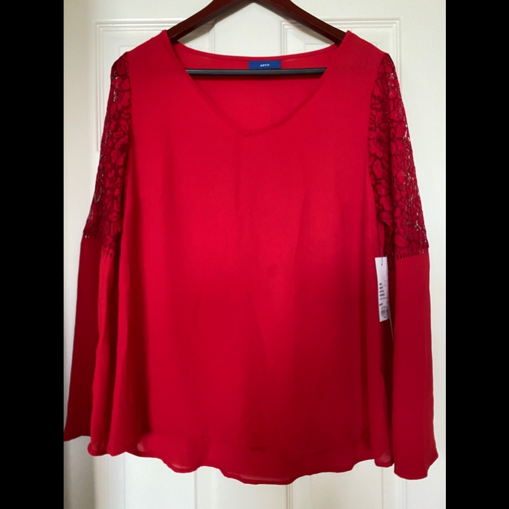 🌺APT. 9 TANGO RED LACE BELL SLEEVE TOP🌺